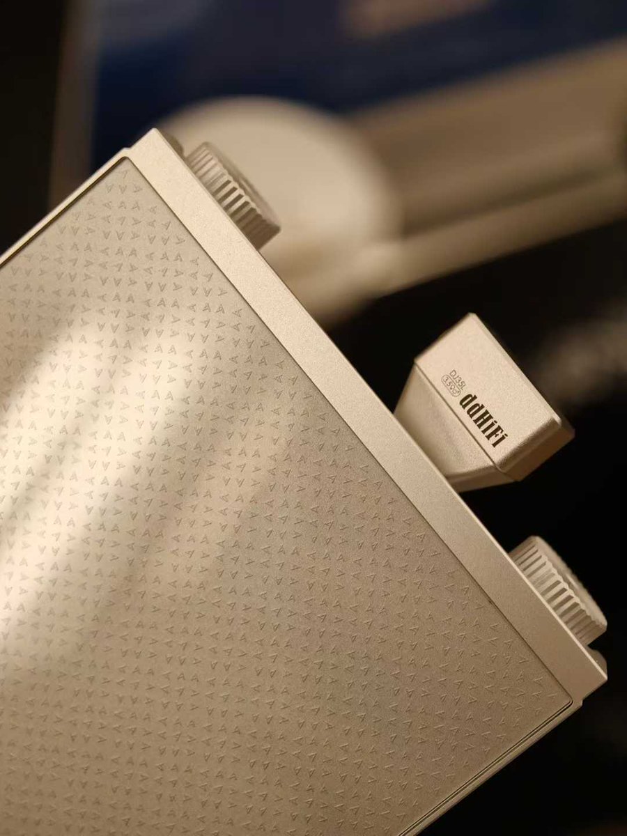 ddhifi_com's tweet image. 🎶 Sound, reimagined through form.

Where every curve meets purpose, and every angle aligns with clarity.

This isn't just design — it's harmony engineered.

#ddHiFi #SoundDesign #HiFi #AudioEngineering #FormAndFunction