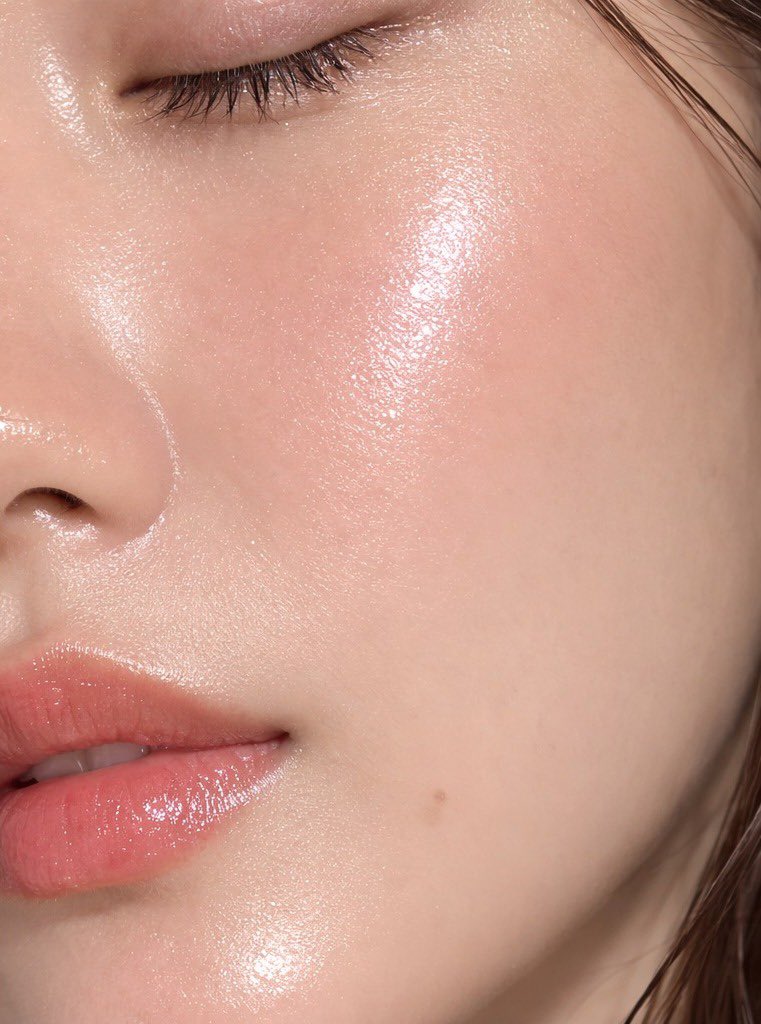 myrarhmnn's tweet photo. Moist betul skin dia. Nampak sihat sangattt!🥹🫶🏻 lepas tgok products skincare dia, she pakai moisturizer facerinna je! 😮‍💨 https://t.co/XSwbeYn6pp