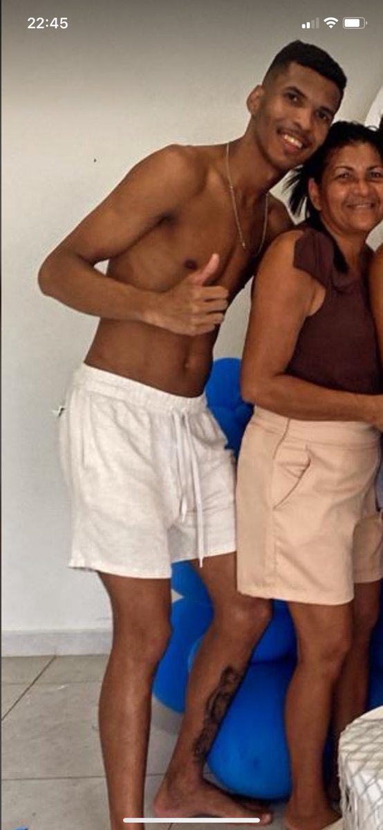 Quem adivinhar qual dos dois tava mais bebado nessa foto,ganha um doce