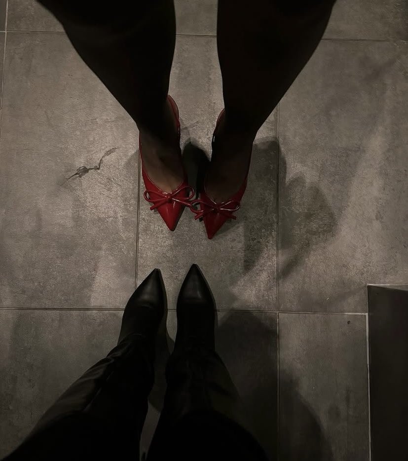 goddesssmrit's tweet photo. even when you cant see my feet you will still jerk off to my heels. owned. https://t.co/wvQAoRQFje
