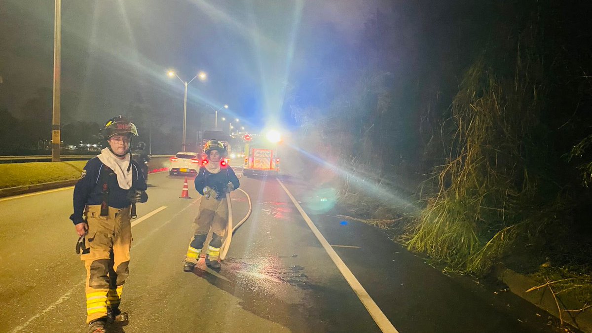 <a href="/MovilidadRgro/">Movilidad Rionegro</a> Desde nuestra oficina de Gestión del Riesgo y gracias al apoyo y la rápida acción del cuerpo de bomberos del municipio, logramos controlar el incendio de un cerco vivo registrado esta noche en la Autopista Medellín Bogotá, sector La Playa, cerca al parador Don Rogelio. 🚒🧑🏻‍🚒👨🏻‍🚒