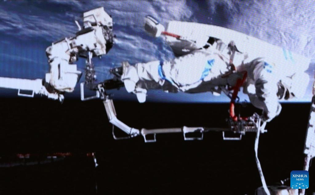 PuebloEnLnea's tweet image. La tripulación de la misión #Shenzhou-21, a bordo de la #estaciónespacial de China en órbita, completó el lunes su segunda serie de actividades extravehiculares, informó la Agencia de Vuelos Espaciales Tripulados de China (#CMSA, siglas en inglés). #ChinaTecnología