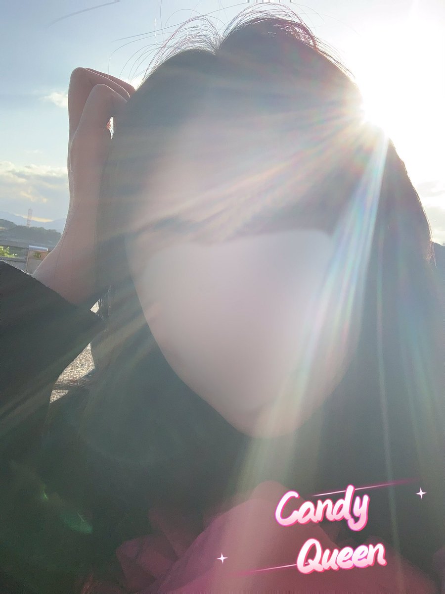 QueenCandy88451's tweet photo. 燦爛的陽光，美好的時光，躺在地上讓陽光洗滌心靈是我釋放壓力的方式，你們呢？是如何釋放壓力的呢？
陽光真的很療癒很舒服耶！對Candy來說陽光可以讓心靜下來並且讓身體變得好溫暖！
#學習找尋自己的方式釋放壓力
#讓自己成為自己的療癒師 https://t.co/pDHg6GEpTs