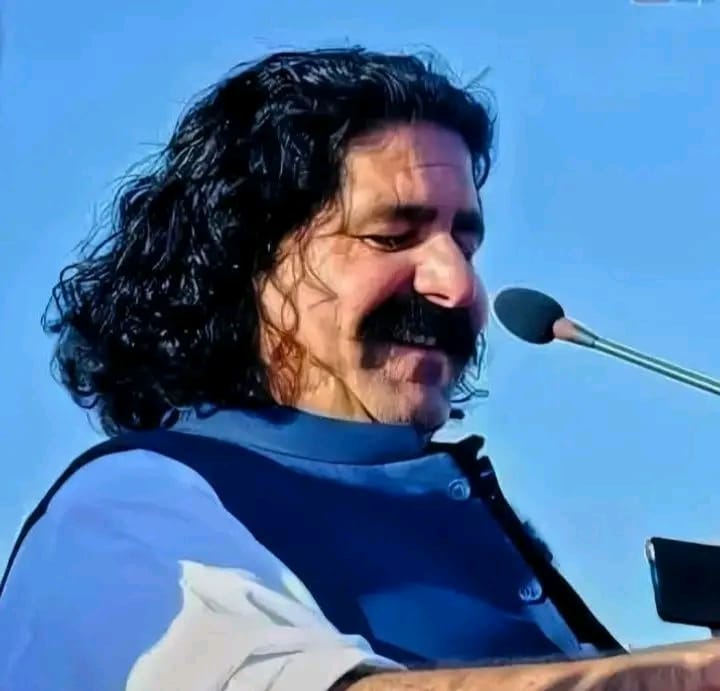 shakirjanf19191's tweet photo. ریاستی جبر ایک بار پھر سامنے آ گیا۔
عدالت کی رہائی کے باوجود علی وزیر کو دوبارہ گرفتار کر لیا گیا۔
یہ انصاف اور قانون دونوں کی توہین ہے۔
ہم مطالبہ کرتے ہیں کہ علی وزیر کو فوری طور پر رہا کیا جائے۔
#ReleaseAliWazir
#JusticeForAliWazir
#StopStateOppression https://t.co/cwolJK0pcU