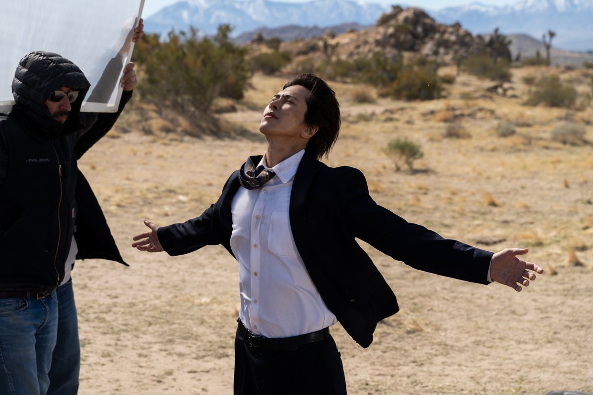 oricon's tweet photo. 山下智久、テキサスの砂漠地帯で突風💥
映画『正直不動産』
アメリカロケのメイキング写真公開🌵
https://t.co/hINAvNfzLJ

#正直不動産 https://t.co/Brwyzb1ejN