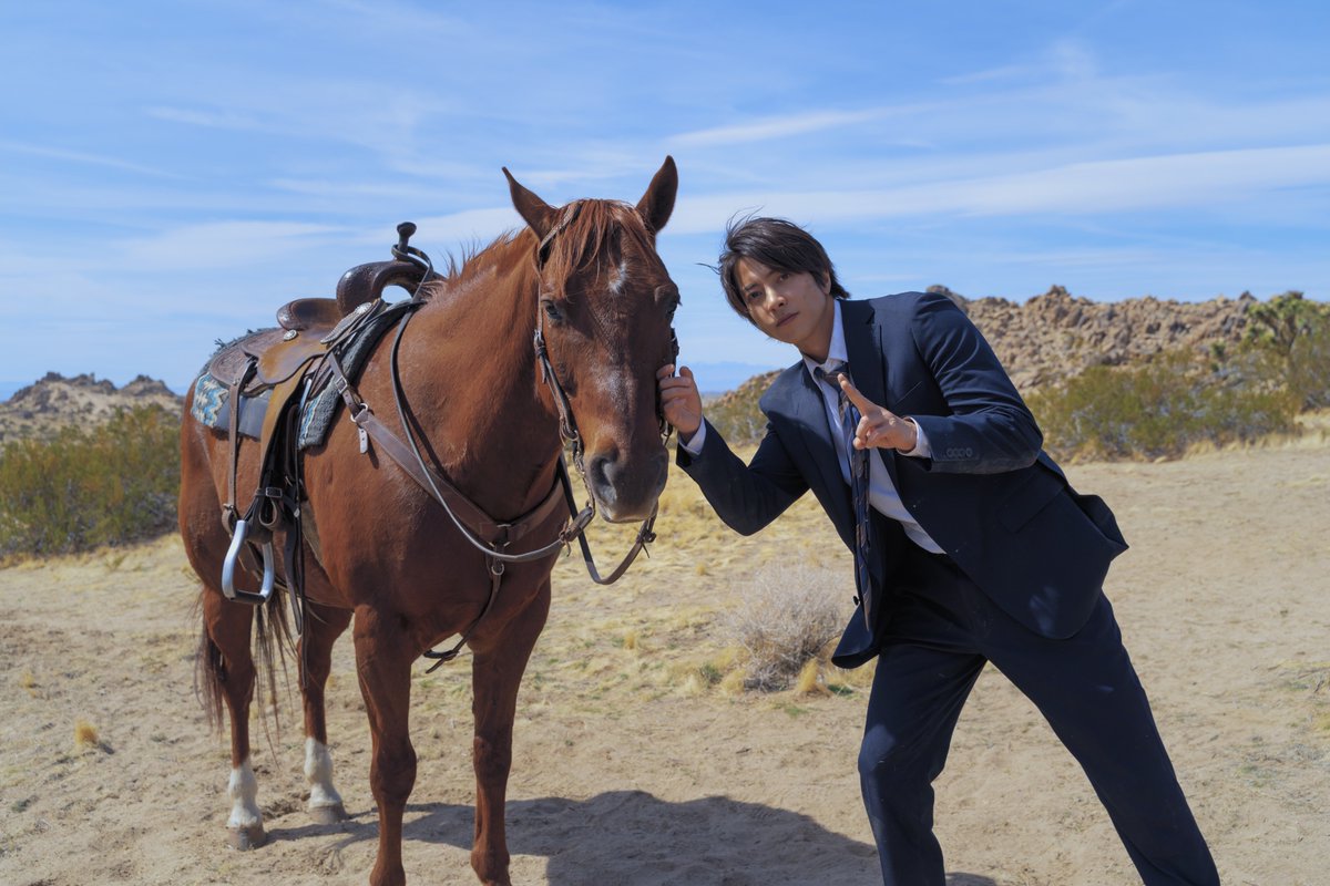 oricon's tweet photo. 山下智久、テキサスの砂漠地帯で突風💥
映画『正直不動産』
アメリカロケのメイキング写真公開🌵
https://t.co/hINAvNfzLJ

#正直不動産 https://t.co/Brwyzb1ejN