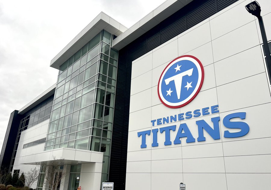 テネシーが新ロゴで化粧直し。タイタンズとしてロゴが一新されるのは1999年以来初めて。旧ロゴでは躍動感を表していた炎が無くなり、サークルはレイヤーが少なくなり、よりくっきりと真円を明示。テネシー州とタイタンズの「T」は、シンプルになってエンブレムの中央に位置。x.com/jwyattsports/s…