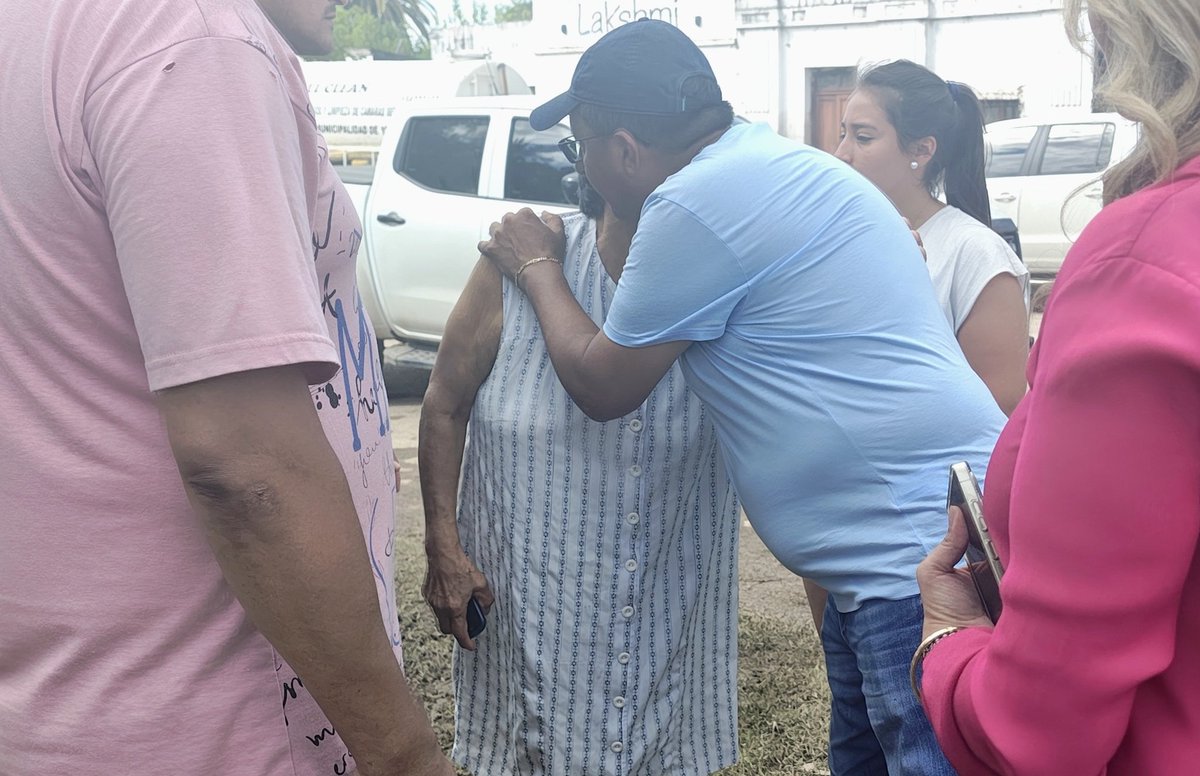 DarioMonterosOK's tweet photo. Desde el martes por instrucciones de nuestro Gobernador @OsvaldoJaldo estamos en Lamadrid y hoy seguimos trabajando, coordinando, previniendo, asistiendo y poniendo el cuerpo donde hacía falta.

Mientras algunos prefieren discutir en el mundo virtual, en el interior de Tucumán pasan cosas muy concretas: la gente se organiza, se ayuda y sale adelante trabajando juntos.

Más de 2.500 voluntarios y trabajadores vienen participando del operativo de limpieza para que las familias puedan volver a sus casas, los chicos a las escuelas y el pueblo recupere su ritmo lo más antes posible.

Quiero agradecer especialmente el trabajo de las distintas áreas del Gobierno de la Provincia que estuvieron presentes desde el primer momento:
el Ministerio de Obras Públicas, con sus equipos técnicos; Vialidad Provincial y la DPA; el Ministerio de Salud, con todas sus áreas operativas; Tucumán Mascotas que también se hizo presente; el Ministerio de Seguridad, con la Policía, Defensa Civil y la Lacustre, que actuaron desde el minuto uno; el Ministerio de Desarrollo Social, con su trabajo territorial; y el Ministerio de Educación, junto al personal docente que también acompañaron en este momento difícil.

Participaron activamente los municipios de Simoca, Aguilares, Monteros y Alberdi, junto al apoyo logístico de Graneros y Tafí del Valle.

También se sumaron las comunas de San Pablo y Villa Nougués, Cebil Redondo, El Manantial, Ranchillos, Los Ralos, León Rougues, Villa Quinteros, San Andrés, San Javier, Alpachiri y El Molino, El Chañar, Trinidad, El Cadillal, Los Puestos, El Naranjito, Santa Cruz y La Tuna, y Santa Ana.

Acompañaron además el legislador Marcelo Herrera, con una participación activa en el operativo, junto a los legisladores Alejandra Cejas, Mario Leito, Cacho Gómez y Alejandro Figueroa.

Trabajaron también Marcelo Caponio y los equipos de la SAT, Alito Assan desde la Secretaría de Saneamiento, Cacho Cortelezzi desde el Ente de Infraestructura, Luis Paz desde Obras Públicas del Ministerio del Interior, las cuadrillas manuales de Vialidad Provincial y numerosos trabajadores organizados que se sumaron solidariamente.

Quiero hacer un agradecimiento especial a los sindicatos y a los trabajadores de UOCRA y UTA, que en muchos casos dejaron sus días de descanso para venir a ayudar.

También a los militantes del peronismo y a los jóvenes de la JP, que estuvieron desde el primer momento contagiando solidaridad y compromiso.

Y a los más de 50 voluntarios que llegaron con sus propias lanchas para ayudar a sus comprovincianos, demostrando que en Tucumán la solidaridad no se declama: se practica.

Eso también es Tucumán.

Menos ruido digital y más trabajo.

Porque cuando la provincia atraviesa momentos difíciles, el interior responde con solidaridad, organización y compromiso. Y nosotros vamos a seguir estando ahí, firmes, acompañando a cada comunidad.