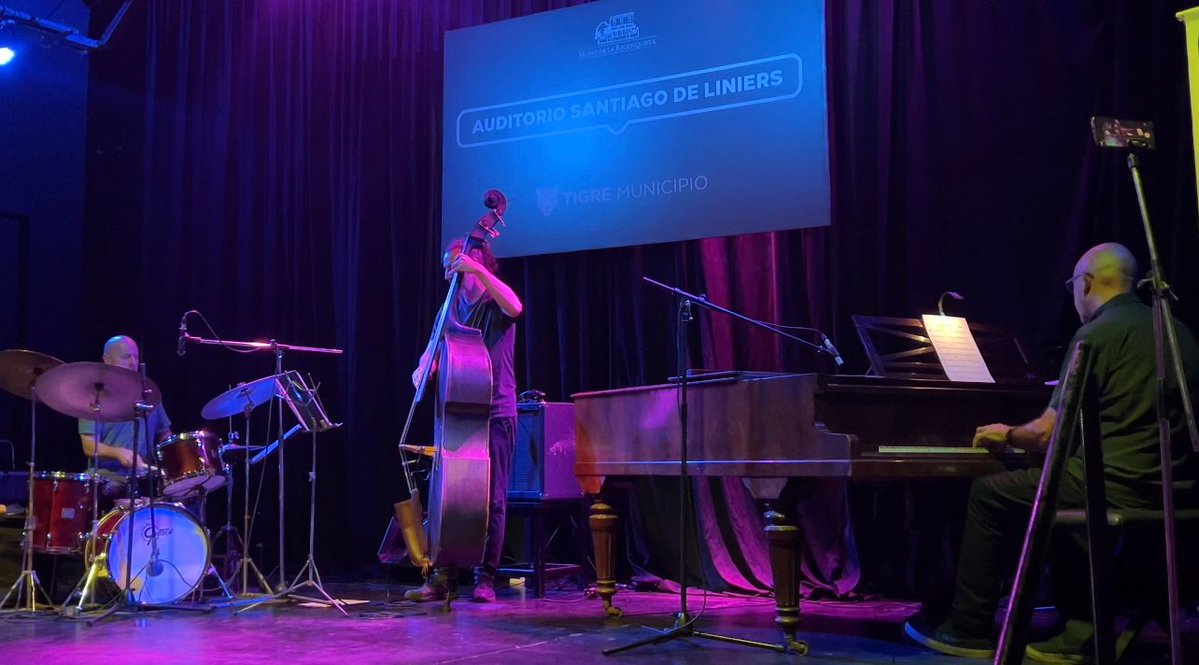 𝐍𝐎𝐂𝐇𝐄 𝐃𝐄 𝐉𝐀𝐙𝐙 𝐘 𝐁𝐋𝐔𝐄𝐒 🎷🎶

Compartimos una nueva edición del ciclo musical en el 𝐌𝐮𝐬𝐞𝐨 𝐝𝐞 𝐥𝐚 𝐑𝐞𝐜𝐨𝐧𝐪𝐮𝐢𝐬𝐭𝐚 junto a la comunidad, con la participación de 𝐇𝐚𝐫𝐝 𝐁𝐨𝐩 𝐏𝐢𝐚𝐧𝐨 𝐓𝐫𝐢𝐨. ✨