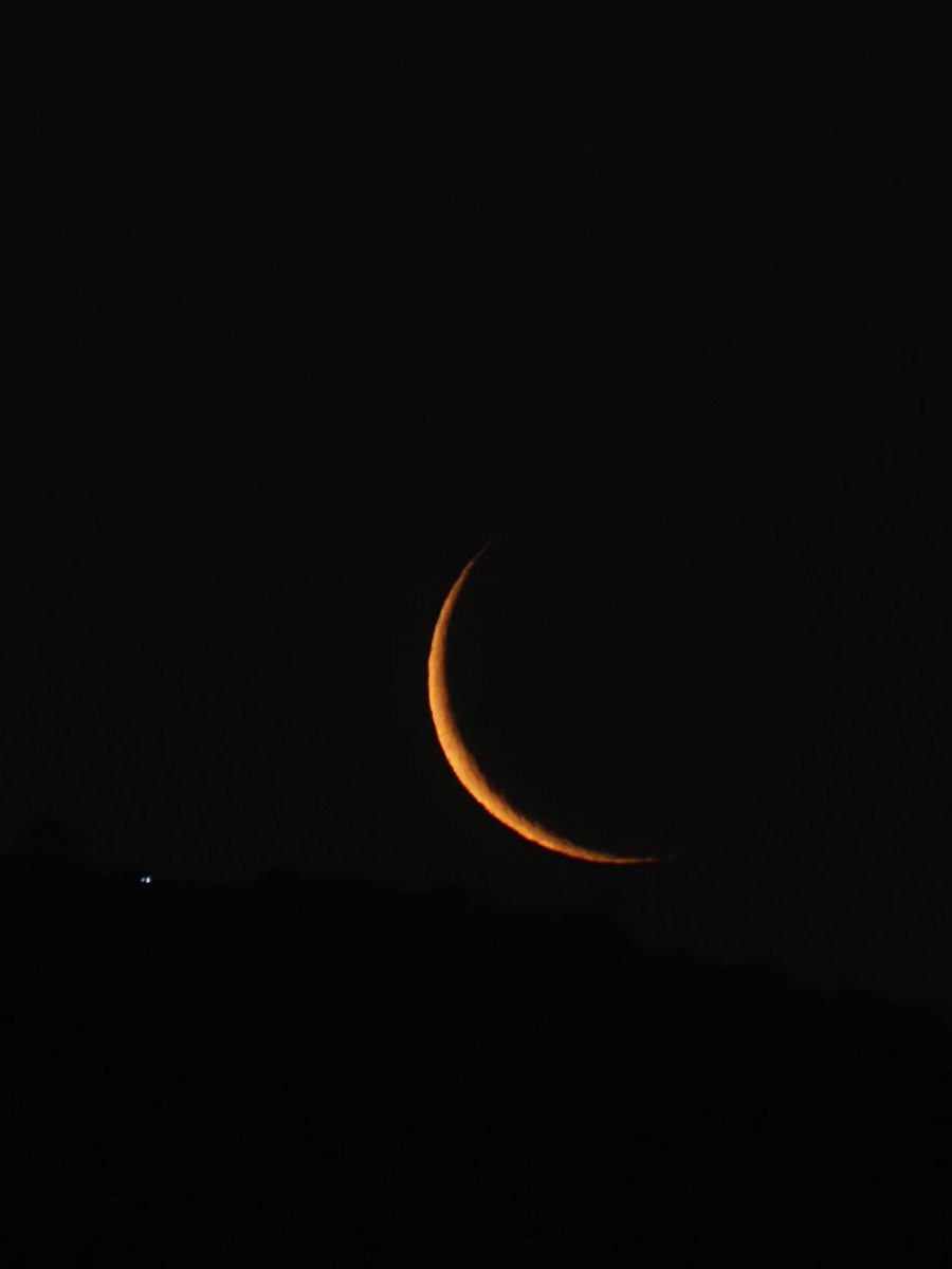 赤オレンジのお月さんでした