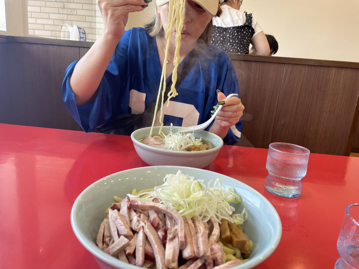 裏そばやらないのと
常連さんによく聞かれるのですが
今は池袋ホワイトをもっともっと色んな
お客さんに食べて貰いたいのと
魚介塩油そばの盛り付けにいっぱいいっぱいなので
申し訳ないのですが後少し集中させて頂きたいと思われます
夜遅くまで盛り付け考えてるからなーんも裏そば思い付かない