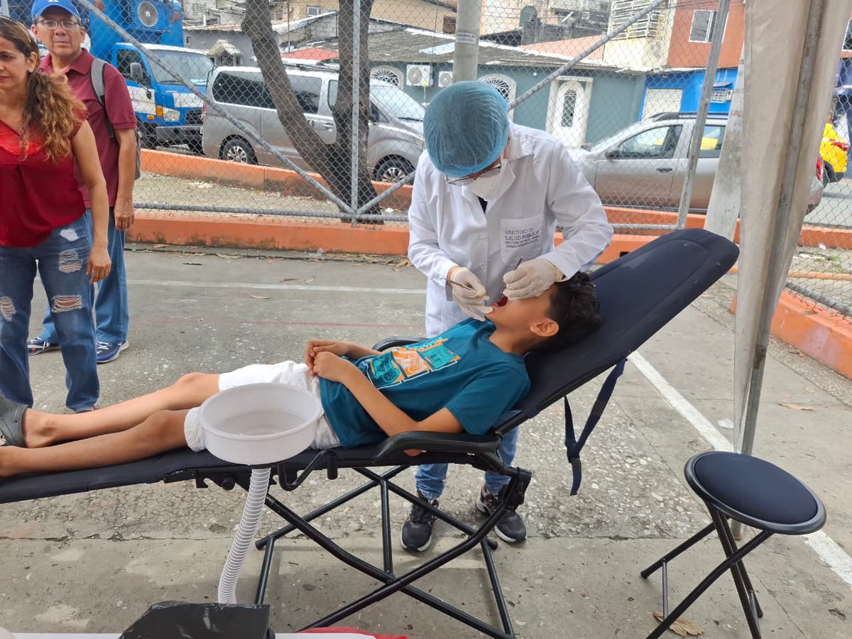 Salud_Guayas's tweet photo. #MSPEnTerritorio | El #Distrito09D04 de @Salud_Ec participó en una brigada médica en #Urbanor, donde se atendió a 75 usuarios en medicina general, 20 en odontología y se aplicaron 54 vacunas. Además, se socializaron prácticas de #AguaSegura y #LavadodeManos. https://t.co/yuRgSpeGyj