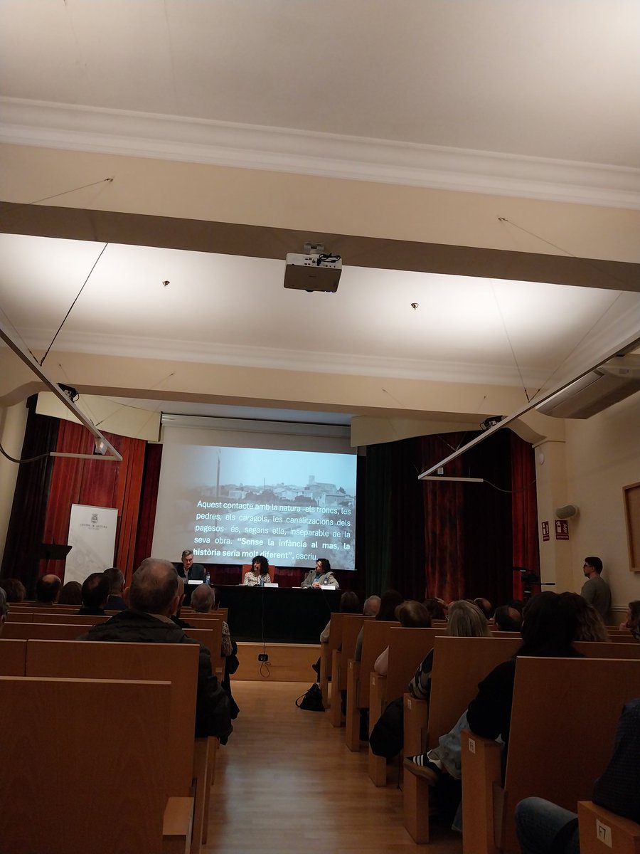 omniumbaixcamp's tweet photo. Avui s'ha presentat 'Gaudí és de Reus - Gaudí és de Riudoms' al @centredelectura. Una mirada divertida al debat del lloc on va néixer Antoni Gaudí de la mà d'@edomingobasora i @MiquelBonet_ ,amb pròleg de @xgraset . L'acte l'ha presentat Josep Baiges. @peudemosca @GaudiLlibreria https://t.co/ffcv8kA5Lh