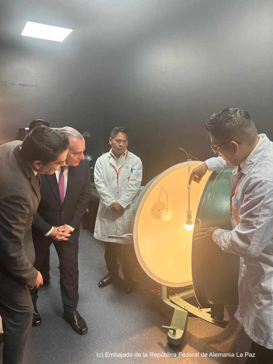 AlemaniaBOL's tweet photo. 🇩🇪 apoya las energías renovables y las cadenas alimentarias con potencial exportador mediante el inst. de metrología PTB.
Hoy visité @IbmetroBolivia con el vicemin. @GusJaureguiG y el dir. @sterceros.
La cooperación alemana está comprometida con la infraestructura de calidad en🇧🇴 https://t.co/Ot5SlHGevw