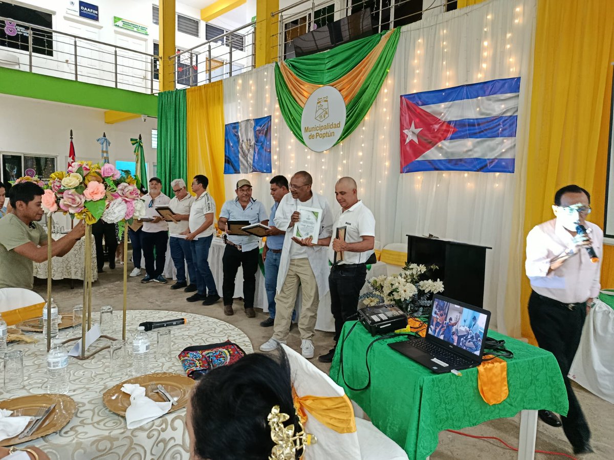 IsraelVazq6664's tweet photo. En la tarde d ayer en la sede d la municipalidad d Poptún, tuvo lugar emotivo acto d reconocimiento al trabajo realizado por la Brigada Médica Cubana en el área de Petén Sur Oriente x más 27 años, x parte de la gobernatura y las autoridades d salud d este municipio.
#BMCGuatemala https://t.co/3R49SfmUEL