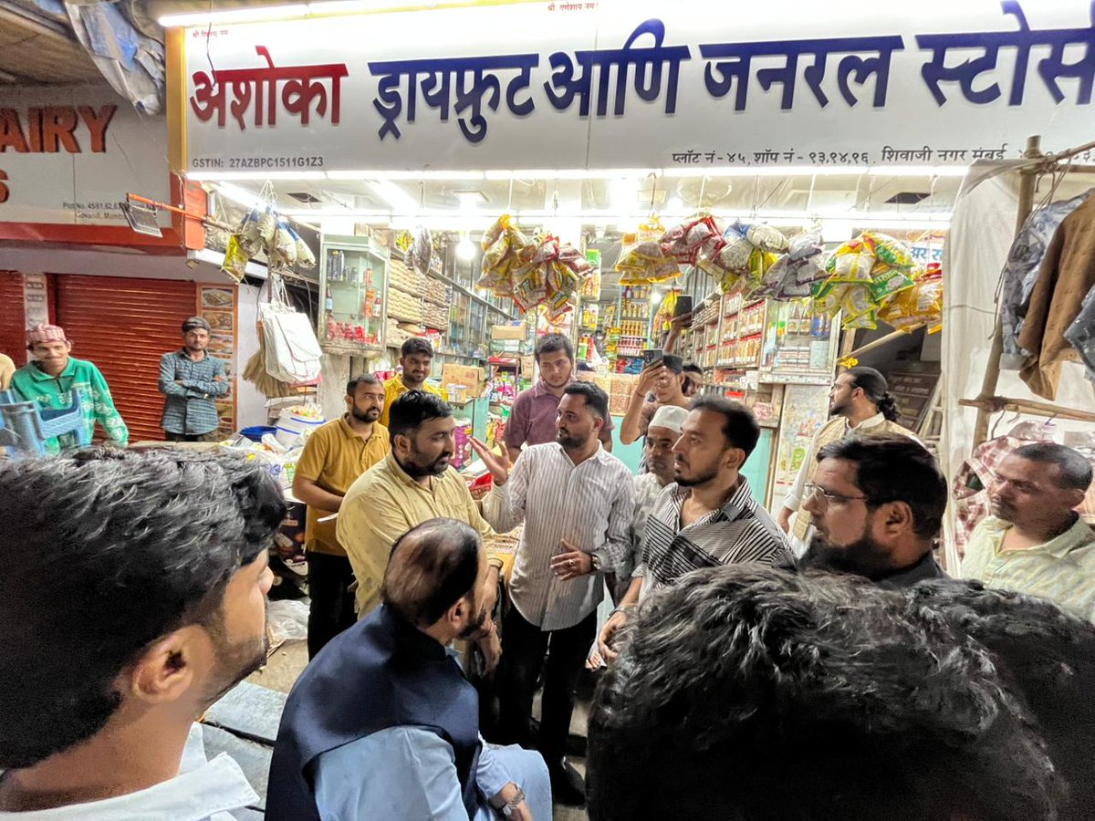 abuasimazmi's tweet image. मेरे गोवंडी की रौनक-ए-रमज़ान। 

रमज़ान के मुक़द्दस महीने में गोवंडी की गलियों में रौनक और भाईचारे का खूबसूरत माहौल।

#Ramadan #MankhurdShivajiNagar #Govandi #AbuAsimAzmi #Ramzan