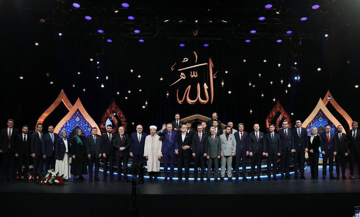 Cumhurbaşkanımız Sayın Recep Tayyip Erdoğan’ın Kur’an-ı Kerim’i Güzel Okuma Yarışması’nın final bölümünde yaptığı konuşma, Ramazan ayının manevi atmosferi içinde Kur’an-ı Kerim’in hayatımızdaki rehberliğini ve medeniyet tasavvurumuzdaki yerini bir kez daha hatırlatan önemli