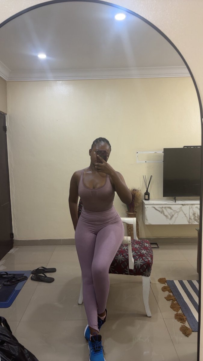 Teewahh's tweet photo. Context: Gym. https://t.co/rmFZAsmFl0