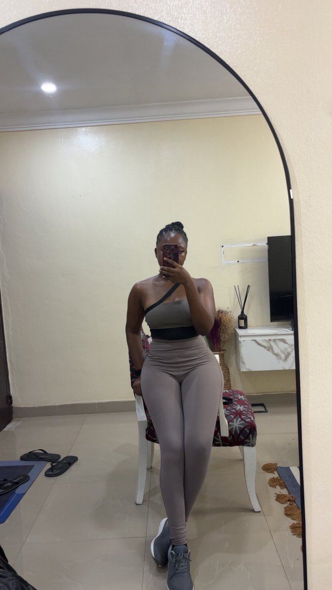Teewahh's tweet photo. Context: Gym. https://t.co/rmFZAsmFl0