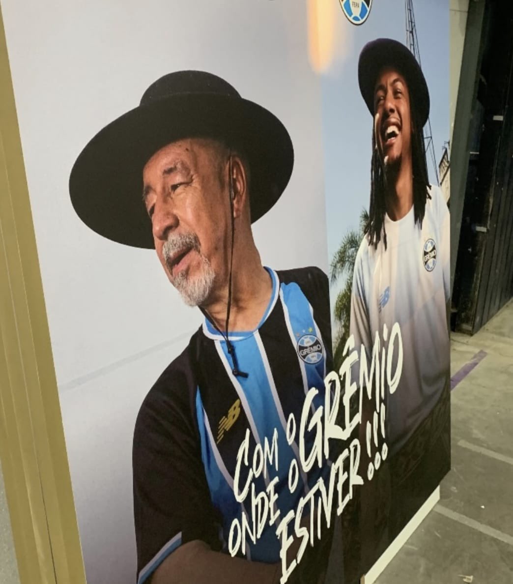 GremioNoticiass's tweet image. #Grêmio| Vaza material de divulgação das primeiras camisas do Grêmio da New Balance