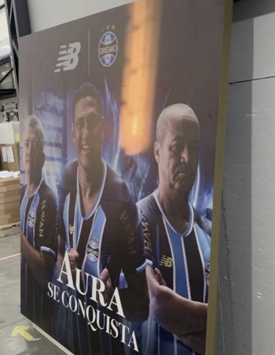 GremioNoticiass's tweet image. #Grêmio| Vaza material de divulgação das primeiras camisas do Grêmio da New Balance