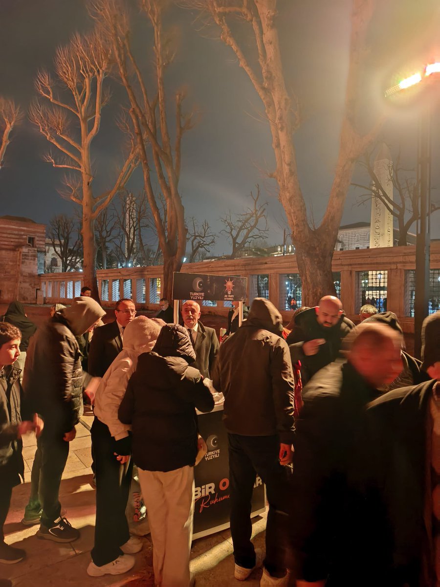 akpartifatih's tweet photo. Mübarek Ramazan-ı Şerif ve Kadir Gecesi’nin manevi iklimini paylaşmanın huzuruyla Sultanahmet Camii’nde lokum ve gül suyu ikramında bulunarak hemşehrilerimizle bir araya geldik.

Bu güzel organizasyonda emeği ve desteği olan tüm teşkilat mensuplarımıza gönülden teşekkür ediyor, Ramazan-ı Şerif’in hayırlara vesile olmasını temenni ediyoruz. Kadir Gecemiz mübarek olsun.

#BirOlmakRuhumuzdaVar

@abdullahozdemir 
@FatihKaraismail 
@akpartiistanbul
