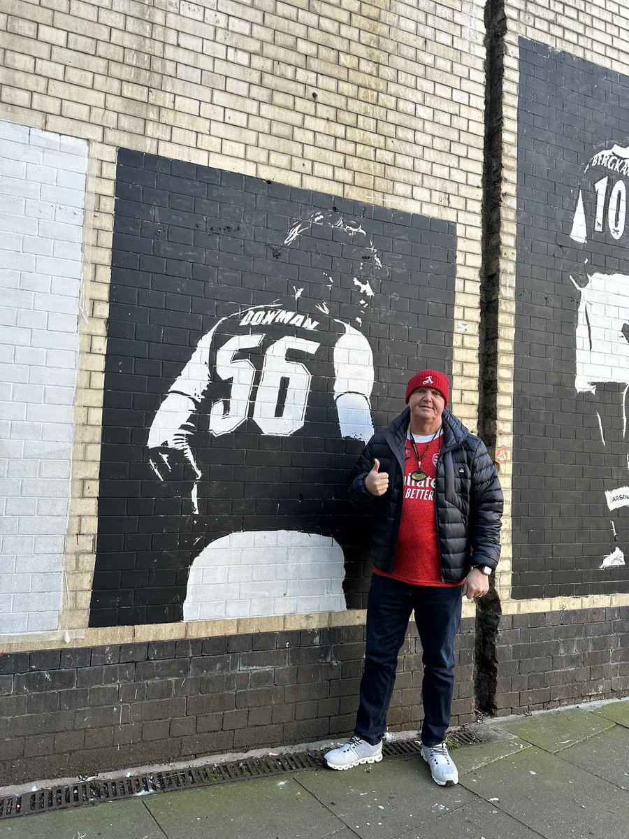 Barbel107's tweet photo. @RDowman He a lovely guy is Johnny and the second best black taxi driver I know 😜😘
It Was an absolute privilege to see Max score his first premiership goal at the Emirates 
Wishing him all the very best for the future 
🔴⚪️🔴⚪️ https://t.co/w1JYLfQTvm