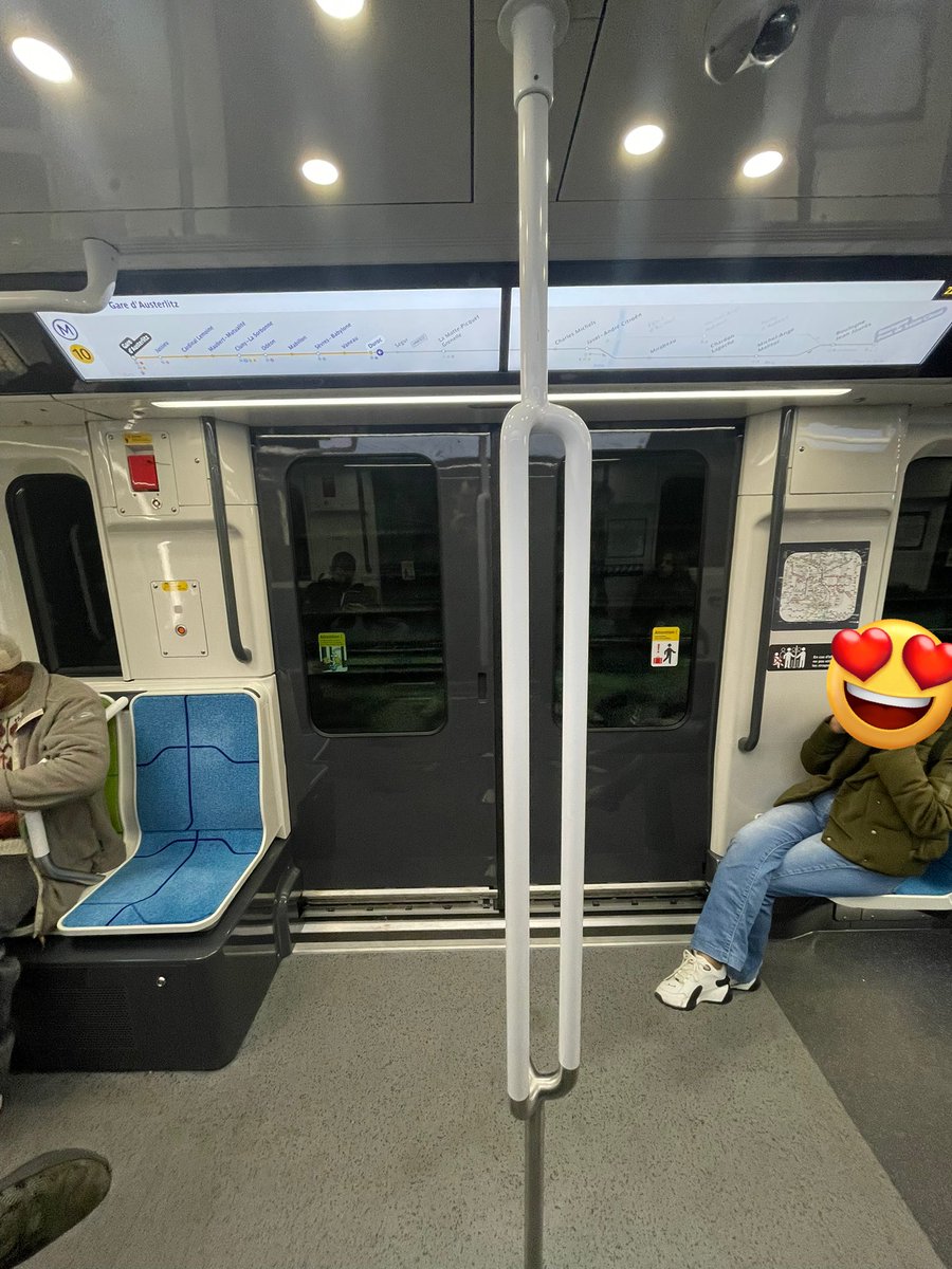 Pierre_Ad's tweet photo. Nouveau métro MF19 🚇 sur la ligne10. Une vraie révolution par rapport aux anciens trains ! Confort, espace et silence… 🤫 #duroc #ratp https://t.co/deOQM759tI