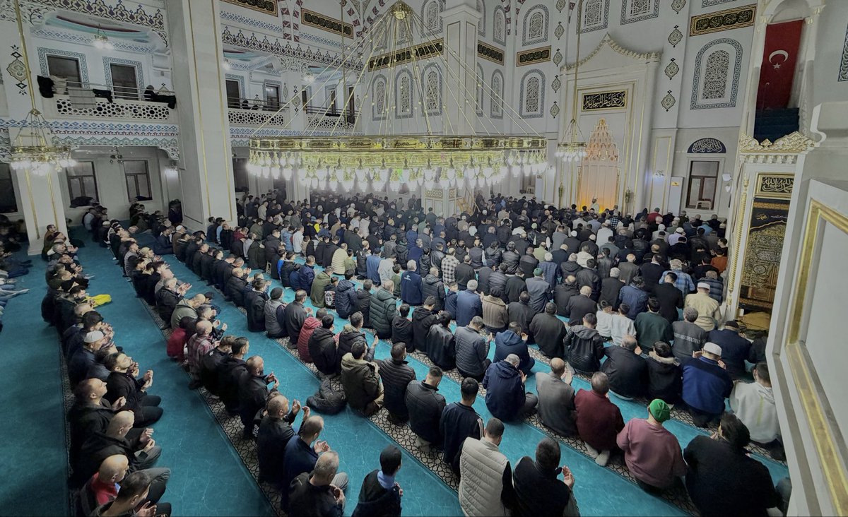 TÜGVA Sincan Temsilciliği olarak, kandil vesilesiyle cami çıkışında hemşehrilerimizle bir araya geldik.Sincan Belediyesi Genel Koordinatörü İsmail Can Ocak ve AK Parti Sincan İlçe Gençlik Kolları Başkanı Alperen Buğra Şen ile birlikte vatandaşlarımıza kandil simidi ikram ettik.