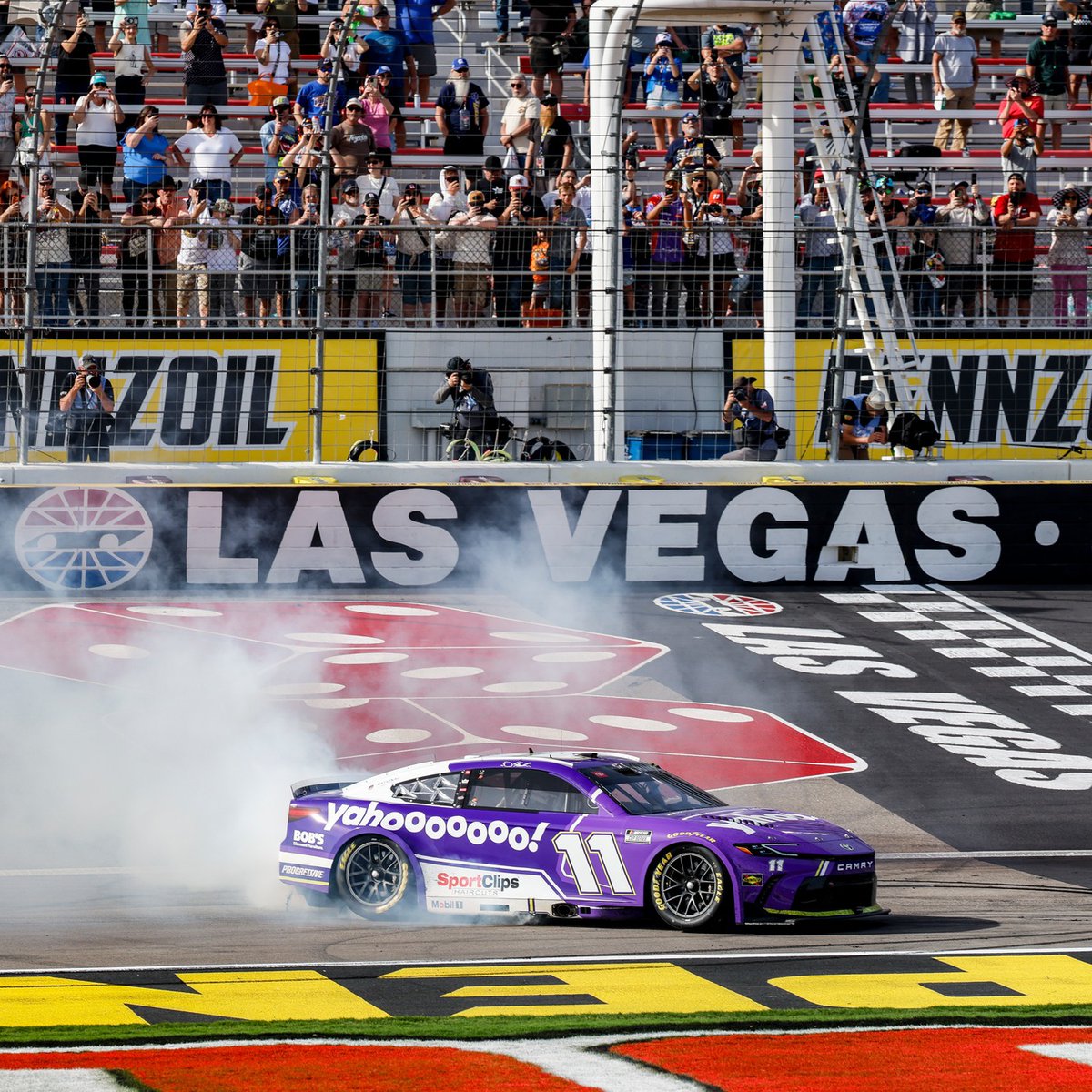 ¡Que se paren los morad...! Perdón, me emocioné con el triunfo de Denny Hamlin con el Toyota Camry morado No. 11 en Las Vegas Motor Speedway 💜💜.