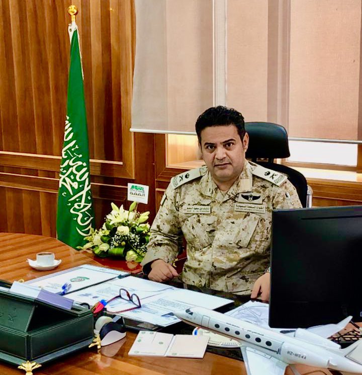 7atim2_'s tweet photo. عندما مرض الشيخ جدي بن مناحي بن زريبة
شيخ الجذعان من روق من عتيبة رحمه الله.

ذهب في رحلة علاج إلى أمريكا بأمر من الملك عبدالله رحمه الله.

وكان كابتن الطائرة سعادة اللواء طيّار :
نايف بن سعود الفغم أحد شيوخ قبيلة مطير
 
" وقتها برتبة رائد "

فعبّر عن شعوره بهذه الأبيات 

يتبع👇🏻 https://t.co/LsV5XpK54G