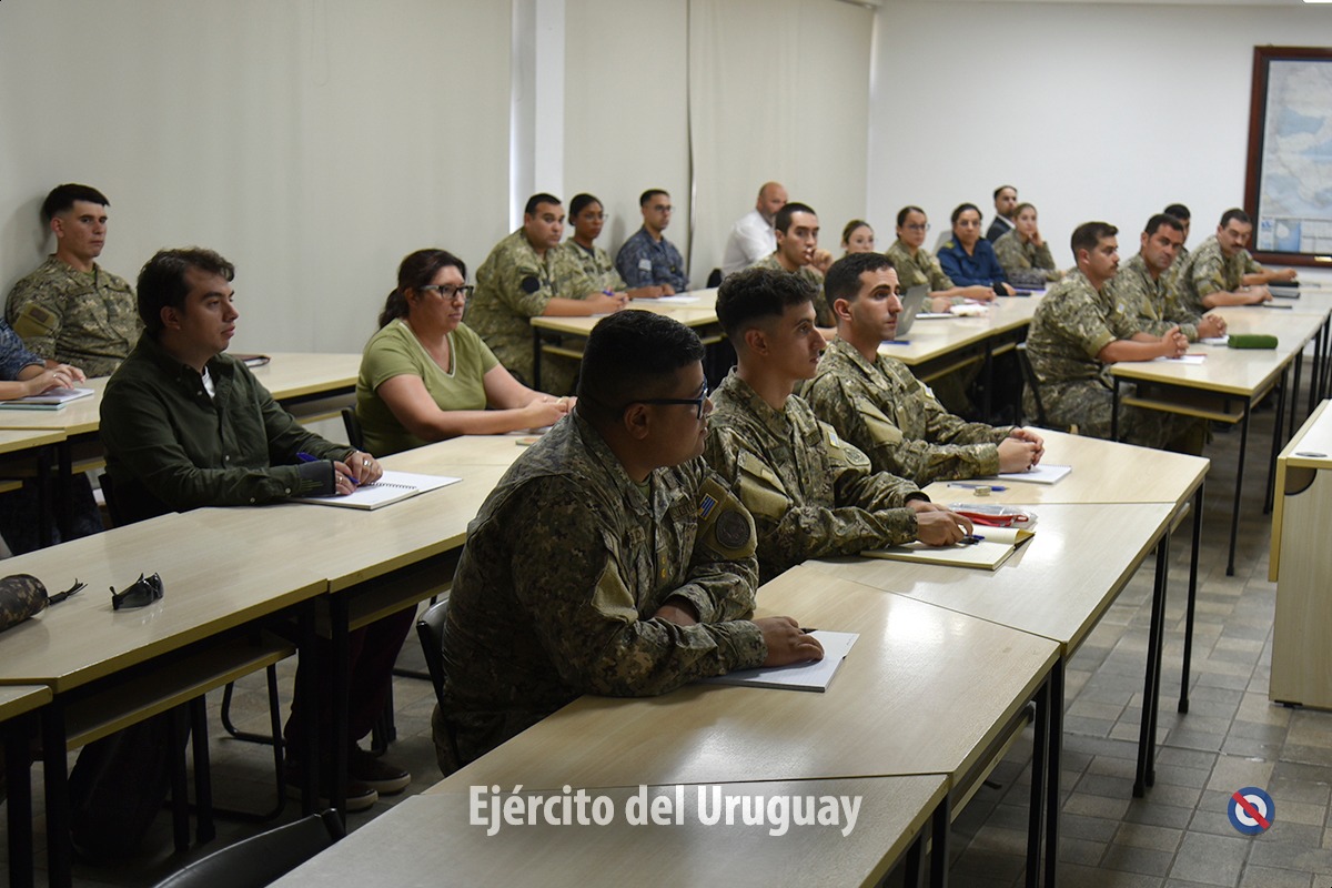 EjercitoUy's tweet photo. Hoy, se realizó la apertura de la Tecnicatura en Ciberdefensa, con un total de 38 alumnos entre civiles y militares.

La formación será dictada por la Escuela de Ciberdefensa de la Unidad de Ciberdefensa del Ejército, en conjunto con la Escuela de Ingeniería del IMES. (+) https://t.co/ugb8Q1Hzoo
