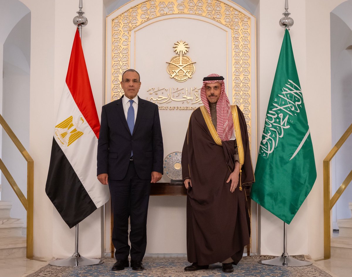 وزير الخارجية ونظيره المصري يجددان من الرياض إدانتهما لاستمرار الاعتداءات الإيرانية الغاشمة على المملكة وعددٍ من الدول العربية.

-