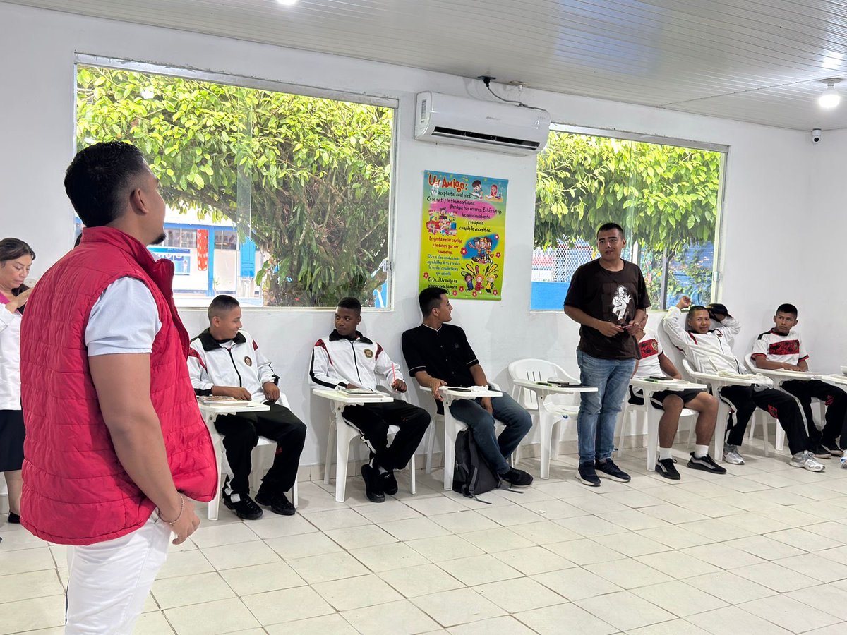 Ejercito_Div6's tweet photo. En las instalaciones del Colegio Naval de Leticia, Amazonas, el equipo psicosocial del #CEFAM #Brigada26, en articulación con el @SENAComunica, realizó capacitación sobre inserción al mundo laboral.
Los participantes fortalecieron habilidades para la elaboración de la hoja de vida, búsqueda de empleo e identificación de oportunidades educativas. 🇨🇴
#EjércitoNacional