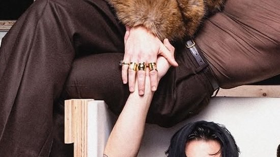 facendo gli zoomies e camminando sulle pareti, questi pazzi forse non hanno idea dell'effetto che hanno su di me