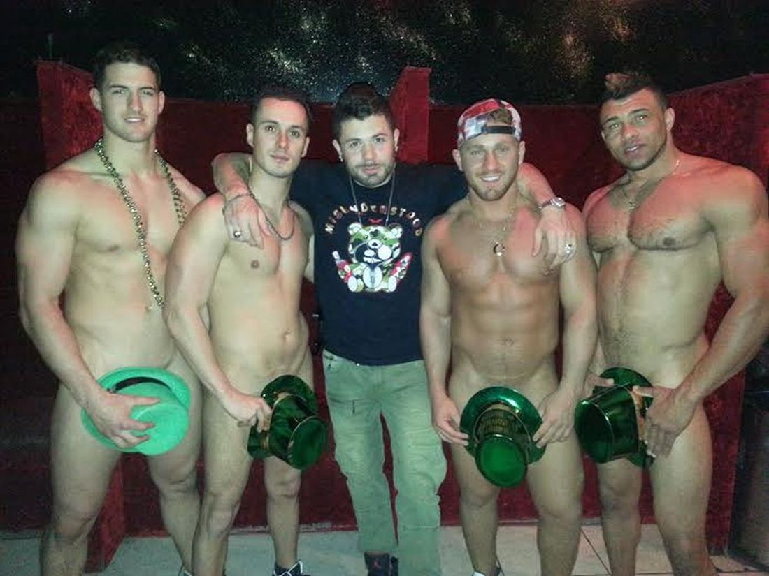 FavoriteHunks tweet media