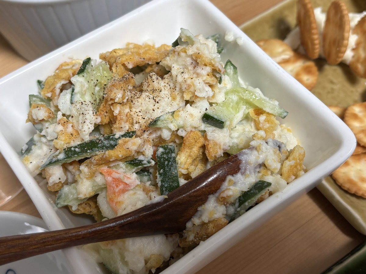 Sightsongs's tweet image. #まいばすグルメ #まいばすけっと #topvalue #dinner ポテトサラダにミニマヨネーズいかときゅうり。ヤンニョムチキンにとろけるスライス。シャルドネやピノノワールもハウスワインとして悪くない。