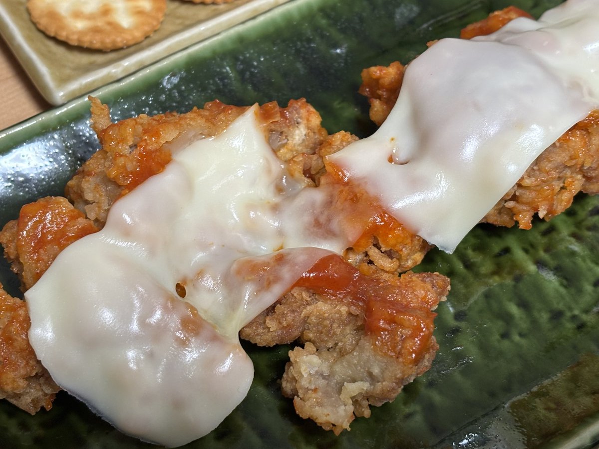 Sightsongs's tweet image. #まいばすグルメ #まいばすけっと #topvalue #dinner ポテトサラダにミニマヨネーズいかときゅうり。ヤンニョムチキンにとろけるスライス。シャルドネやピノノワールもハウスワインとして悪くない。