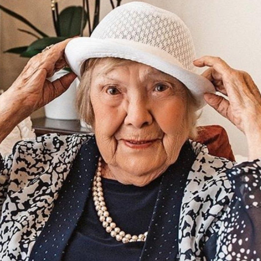 Mekke Allah'ın evi değildir.
Allah kişi değildir ki evi olsun.

O ev Hz. İbrahim'in Hacer ile ondan doğan İsmail için yaptığı evdir. 
Hiçbir kutsallığı yoktur.

Peki, Hacer kimdir? 
Kur'anda ismi geçen Mısırlı kadındır.

Çocuğu olmayan Sare tarafından İbrahim'e sunulduğunda henüz