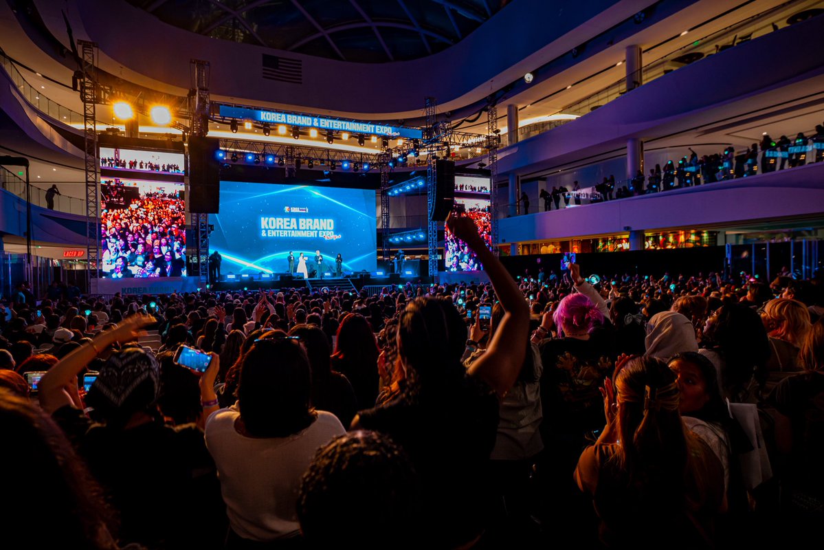 K-Pop ruled the #Oscars last night! Last fall, we provided full production for the Korea Brand and Entertainment Expo. The performance by South Korean talent #Taemin was one to remember. 

#MonitorMonday #Taemin #KPop #KBEE  
📸 <a href="/PeteRedel/">Pete Redel</a>