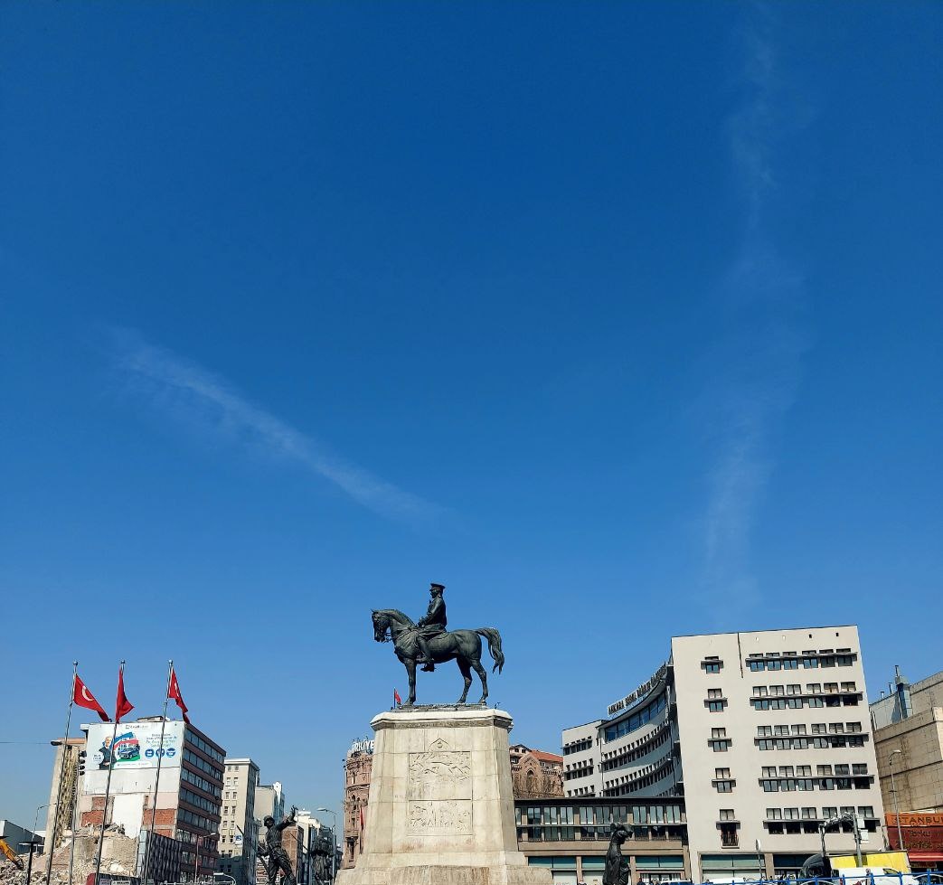 Söylenecek sözün çok kurulacak cümlelerin yetersiz kaldığı şehirdeyiz  yine.