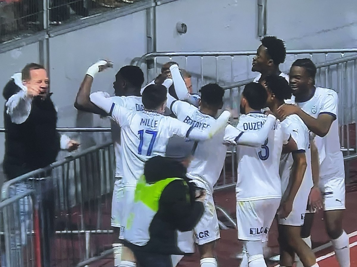 SOTTAS2's tweet photo. Oui les gars, oui! Vous avez le droit de célébrer cette 4ème victoire consécutive en Ligue 2! Les troyens refont le break en tête du championnat après avoir renversé Annecy 2-1, égalisation d’Ouzenadji et but de Ripart!! #estac #Troyes #Aube #ligue2 #fcaestac 1/ https://t.co/8pZIExYRz8