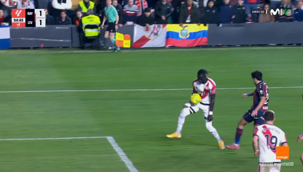 Incomprensible. La mano de Pathé Ciss en el gol del Rayo es clara. Según reglamento IFAB, se considera mano si un gol se produce "inmediatamente después de que el balón le toque en la mano o el brazo, incluso de manera accidental".