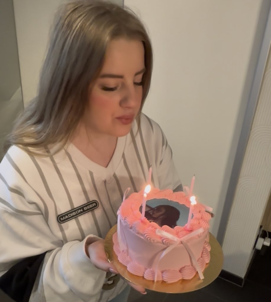 𝐍𝐚𝐨𝐦𝐢 tweet media