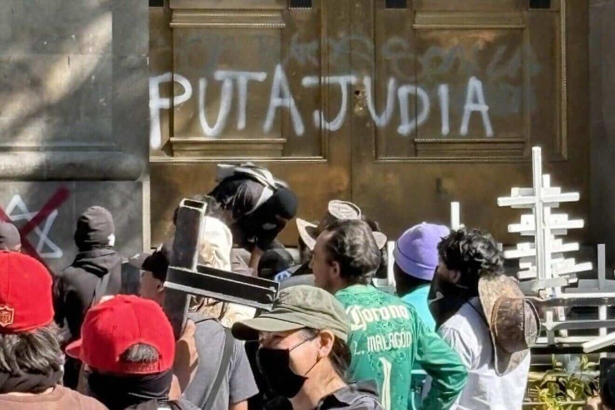 Desde los "inofensivos" chistes sobre el Holocausto hasta las "inocentes" comparaciones de "pareces judío", "cobras como judío", pasando por la estupidez de que "son elitistas" o "tratan mal a los mexicanos" (ellos también son mexicanos), el antisemitismo está enquistado en MEX.