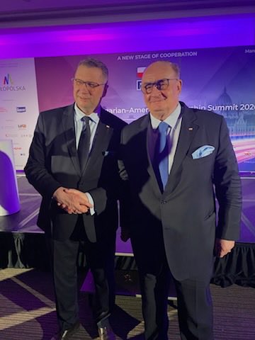 JSaryuszWolski's tweet photo. To wielki zaszczyt być uhonorowanym nagrodą „POLONIA RECORDATUR”⁦tygodnika ⁦@DoRzeczy_pl⁩ https://t.co/tRfV229iK3