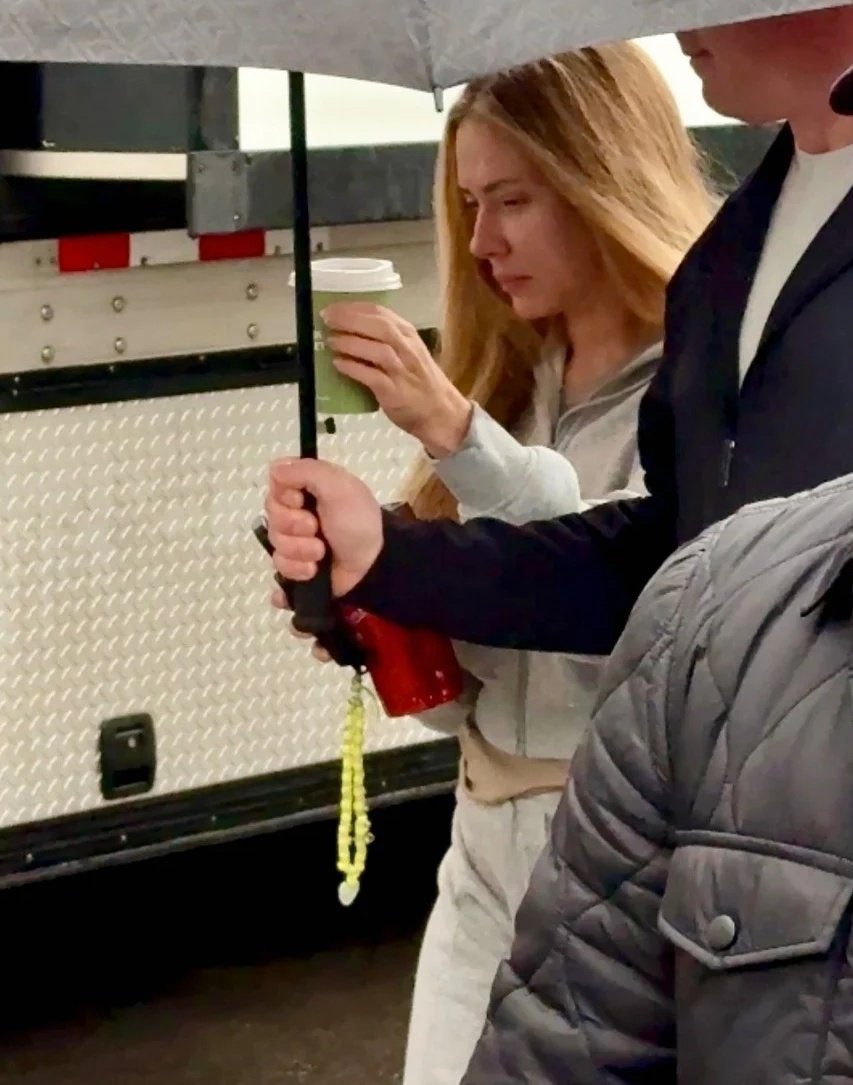 Scarlett Johansson no set de filmagens de “O Exorcista”