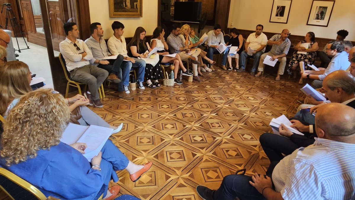 MartinLemaUy's tweet photo. Desde el @PNACIONAL en Montevideo enviamos al intendente @Mario_Bergara un documento con propuestas para rescatar Montevideo. Presentamos un plan de mejoras para las áreas de limpieza, movilidad, convivencia, ferias, cementerios y descentralización, así como modernización legislativa. 

Nuestro eje está en ordenar prioridades y mejorar la gestión.