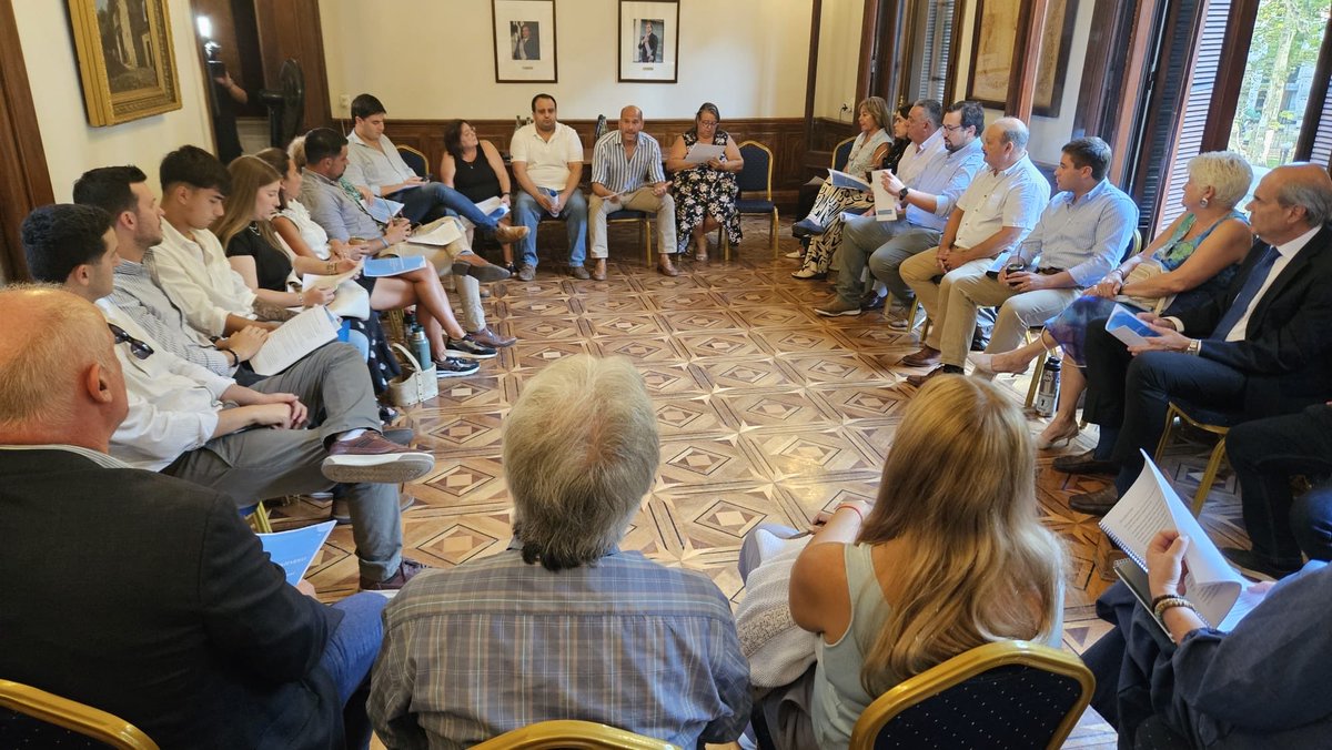 MartinLemaUy's tweet photo. Desde el @PNACIONAL en Montevideo enviamos al intendente @Mario_Bergara un documento con propuestas para rescatar Montevideo. Presentamos un plan de mejoras para las áreas de limpieza, movilidad, convivencia, ferias, cementerios y descentralización, así como modernización legislativa. 

Nuestro eje está en ordenar prioridades y mejorar la gestión.