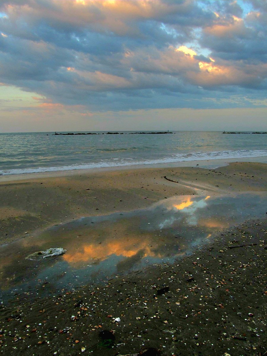 Only1wing's tweet photo. Una vecchia foto a caso:
"Il mare d'inverno
È un concetto che il pensiero non considera
È poco moderno
È qualcosa che nessuno mai desidera"
S. Benedetto del Tronto
#Photography
#AnotherPlaceAnotherTime https://t.co/8YFJ5147CL